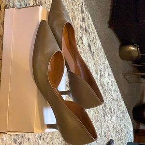 Vince Camuto kitten heeled pump size 10.